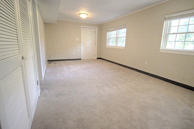 Building Photo - Super Southwest Durham home with fenced in...