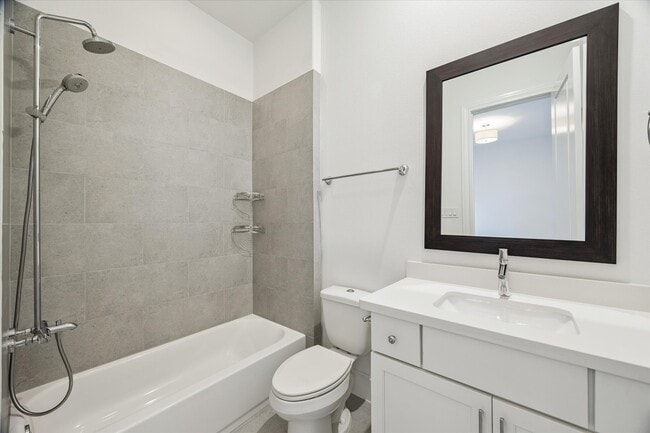 Building Photo - 823 Paige St