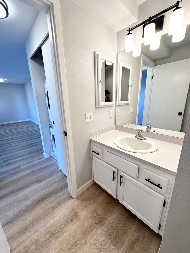 Building Photo - Sunny and Bright 1 bedroom, 1 bathroom Con...