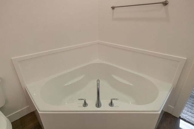 Building Photo - Luxury 5 Bedroom 3 Bath with Upscale Ameni...