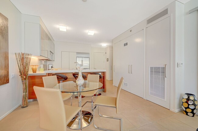 Building Photo - Veer Towers 2010E- Stunning Strip/City Views from this 1bd/1ba, Fully Furnished Residence