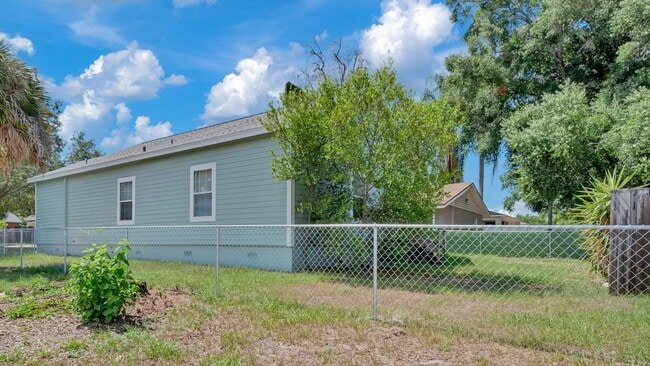 Building Photo - Spacious 3-Bedroom Home with Recent Upgrad...