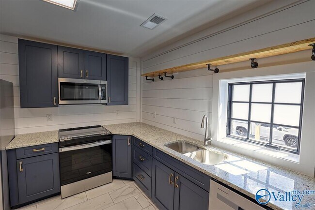 Building Photo - 1122 NE Wellman Ave