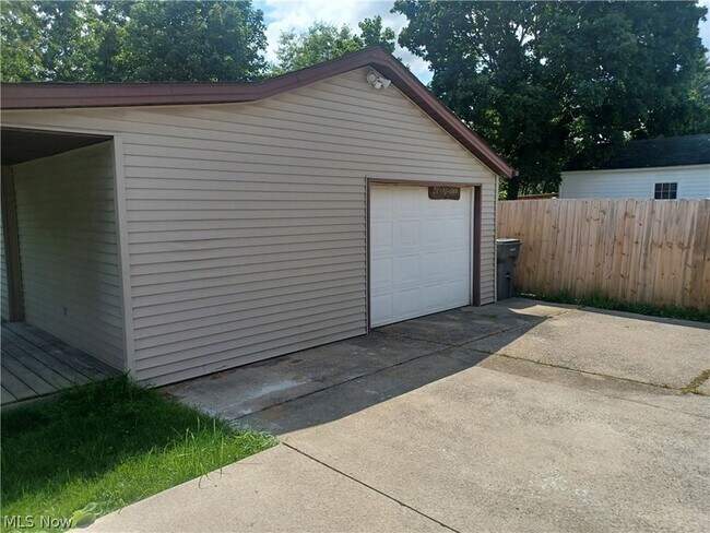 Building Photo - 551 Moherman Ave