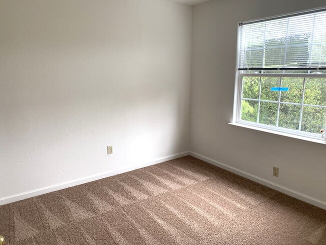 Building Photo - Spacious townhome within walking distance ...