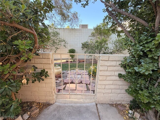 Building Photo - 3267 Dawnflower St