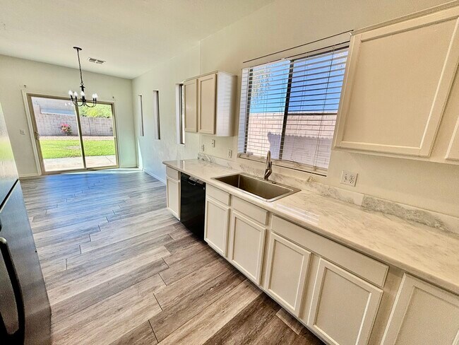 Building Photo - 3018 W Sands Dr