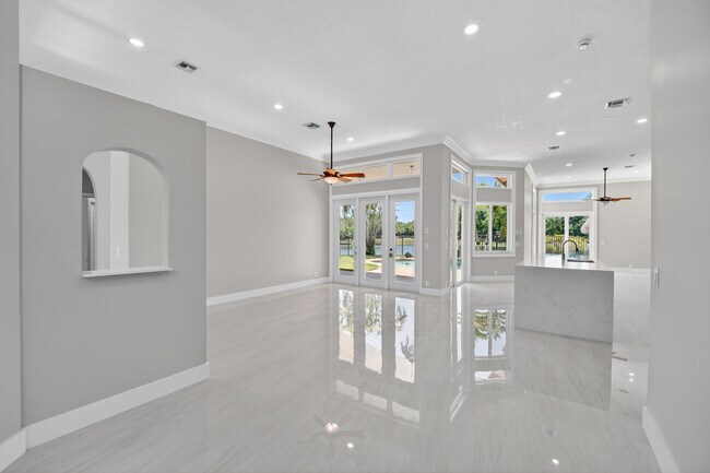 Building Photo - 3043 Lakewood Dr