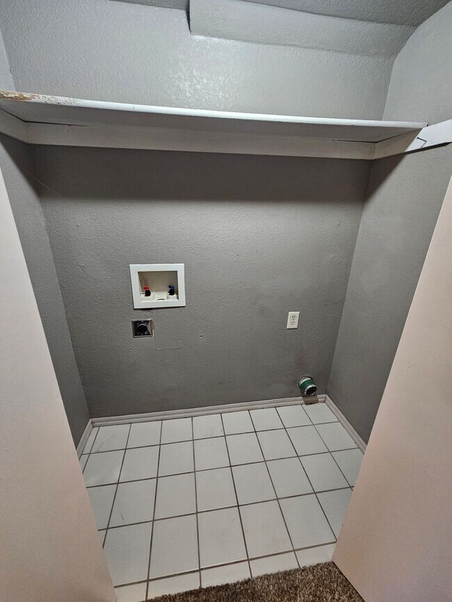 Building Photo - (4) Bed/(3) Bath in Moore with Storm Shelter! Avail NOW!!