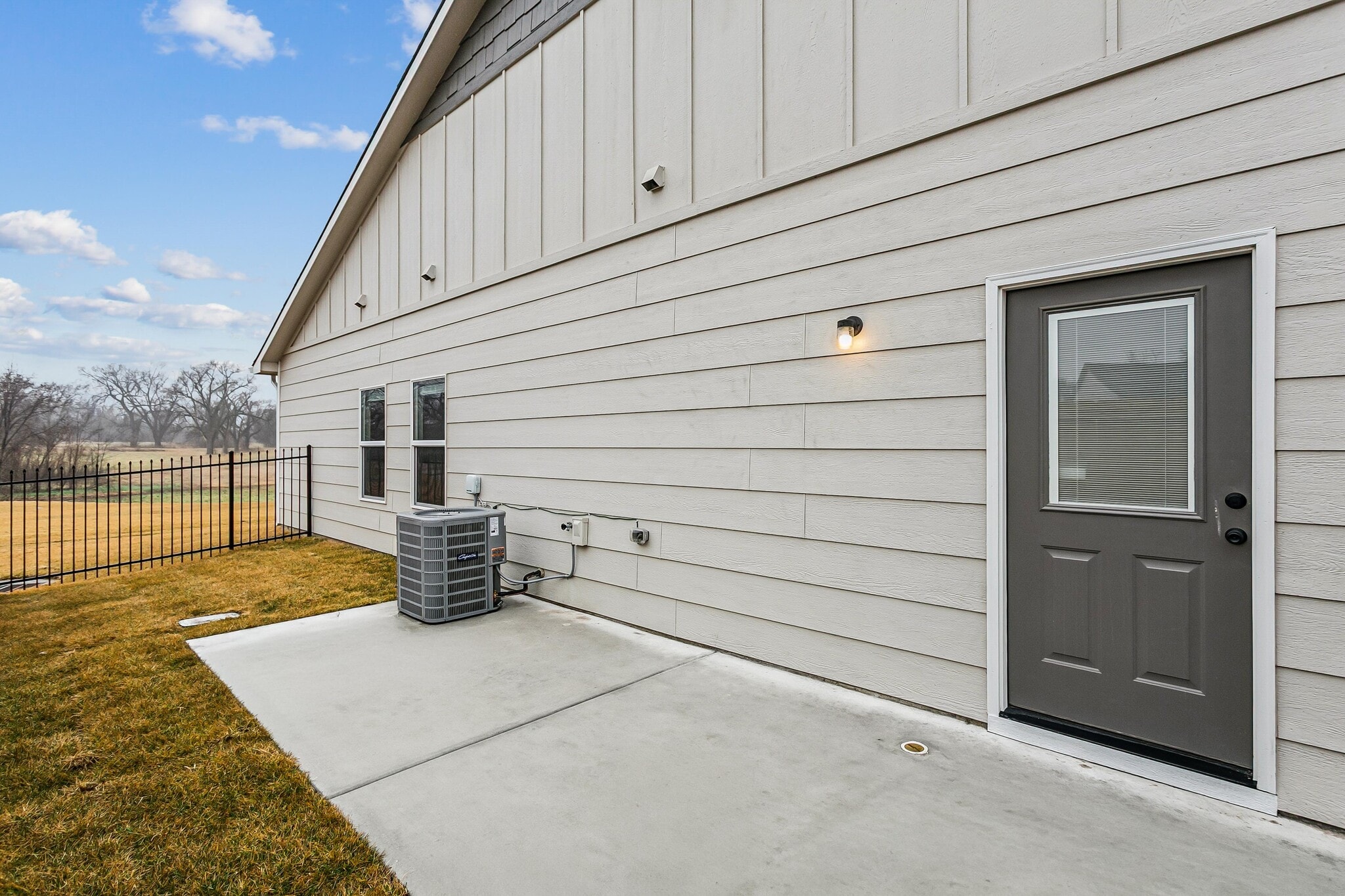 Building Photo - 917 S Logan St