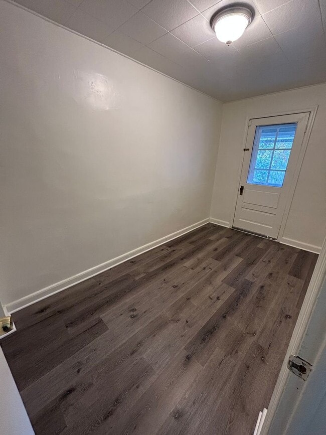 Building Photo - 3 Bedroom/ 1 Bathroom Home in Bethlehem!