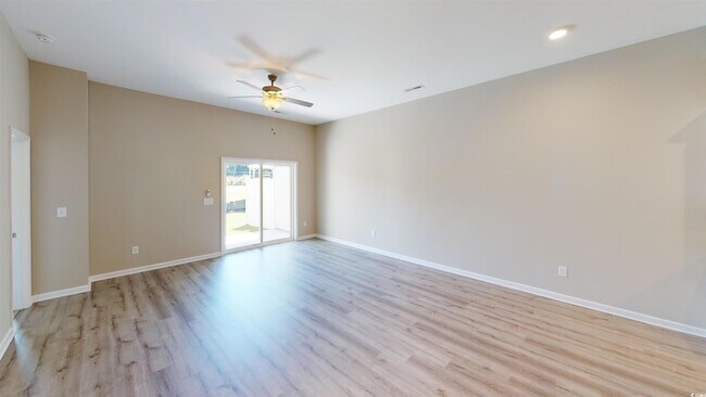 Building Photo - 14 Racquet Club Dr