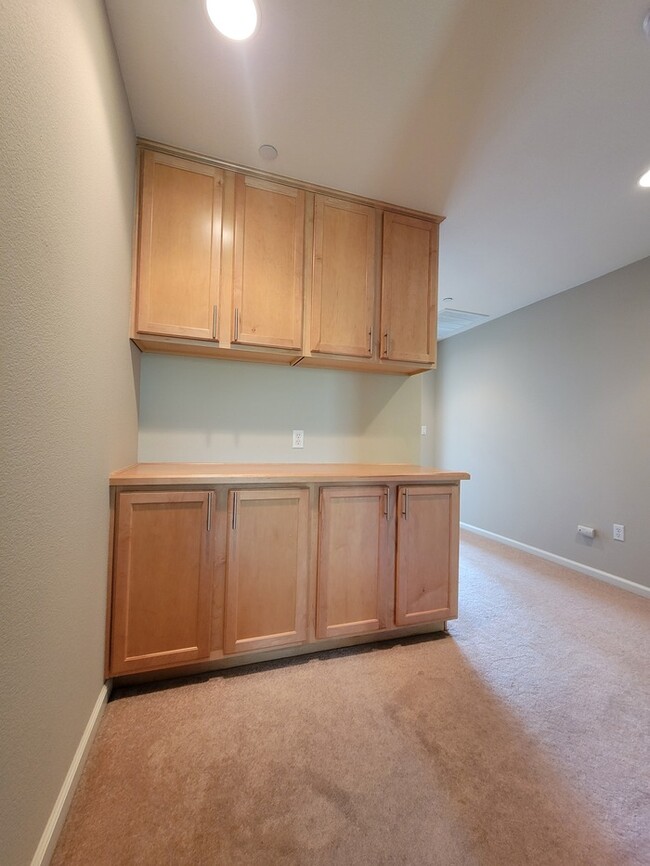 Building Photo - Beautiful Dual Master Condo in Folsom