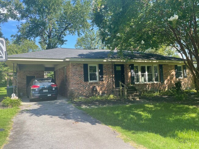 Building Photo - Updated 3 Bedroom Home