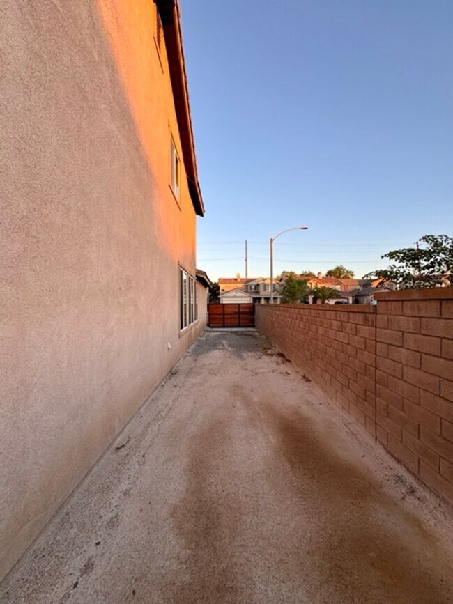 Building Photo - Beautiful 4 bedroom two story house with RV parking for LEASE in Murrieta!