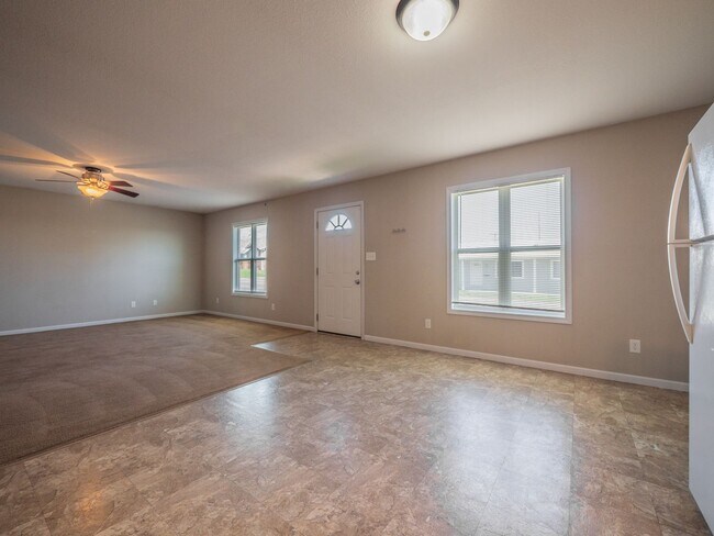 Building Photo - 212-214 E 1st Duplex