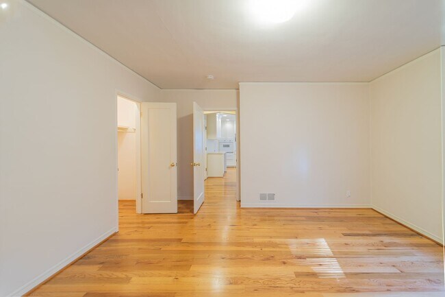 Building Photo - Charming and Well-Maintained Home in a Serene Neighborhood