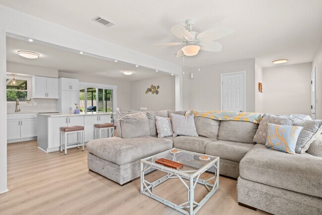 Building Photo - 4570 Yacht Harbor Dr