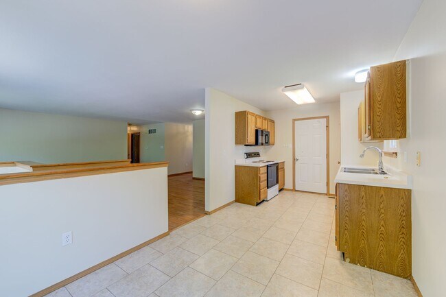 Building Photo - 650 Top Notch Ln