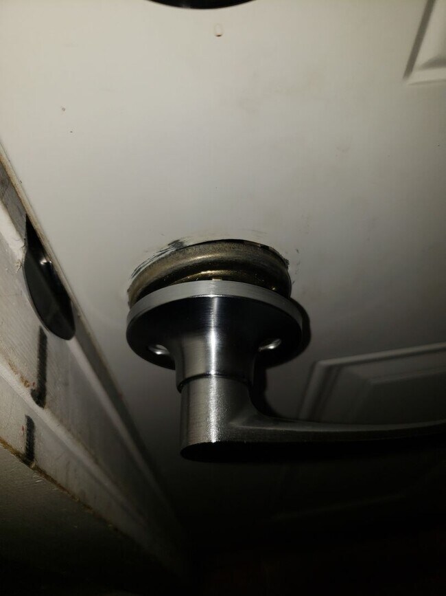 Building Photo - 3 BR 1 1/2 Bath 2 Story Available Now!