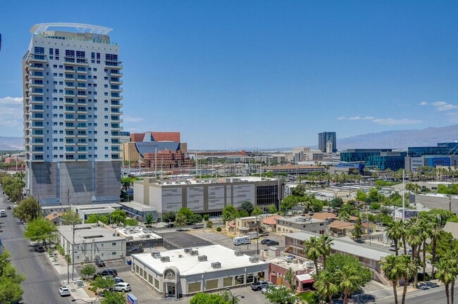 Building Photo - Modern Loft with City View