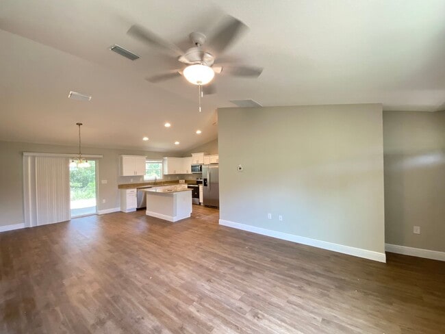 Building Photo - 130 Oak Cir