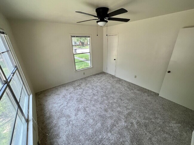 Building Photo - 3920 Maple Ave