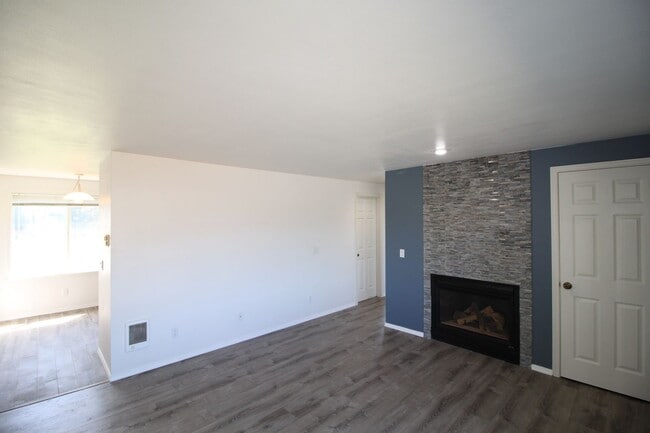 Building Photo - 2 Bed 1 Bath - Dog Friendly - Ideal Location - Windjammer Park