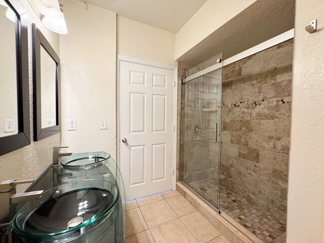 Building Photo - The Grande Downtown - One bedroom one bath...