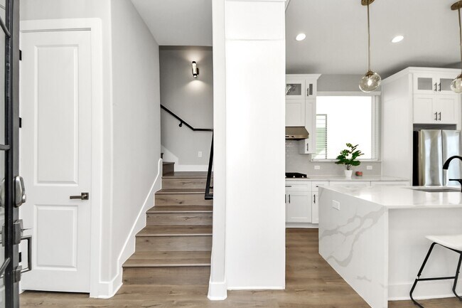 Building Photo - 410 E 41st St