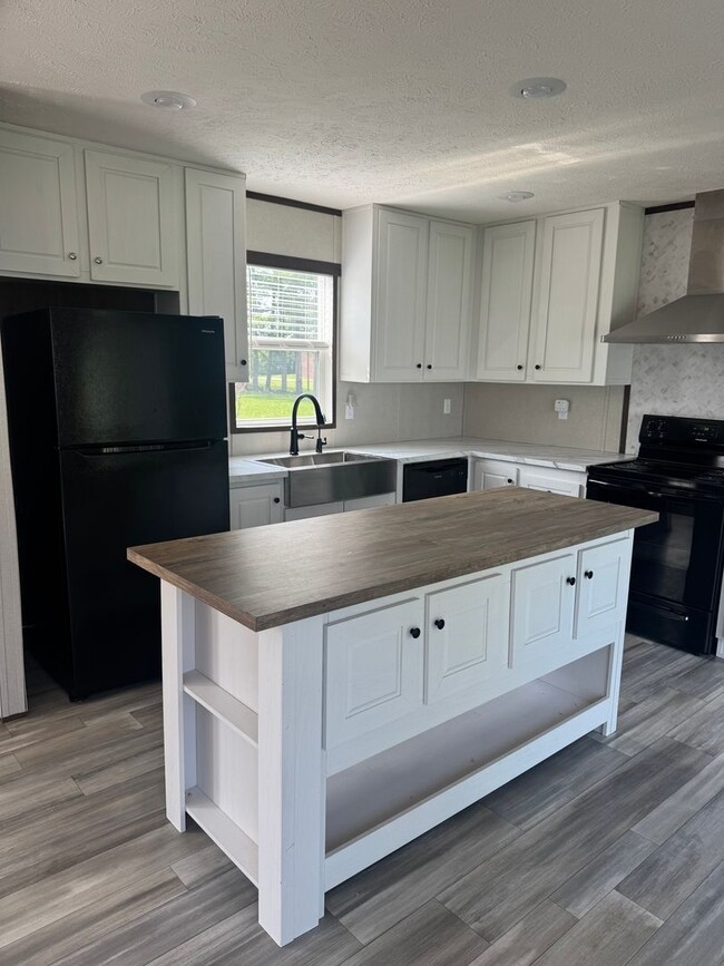 Building Photo - Newer Mobile Home in Country Setting