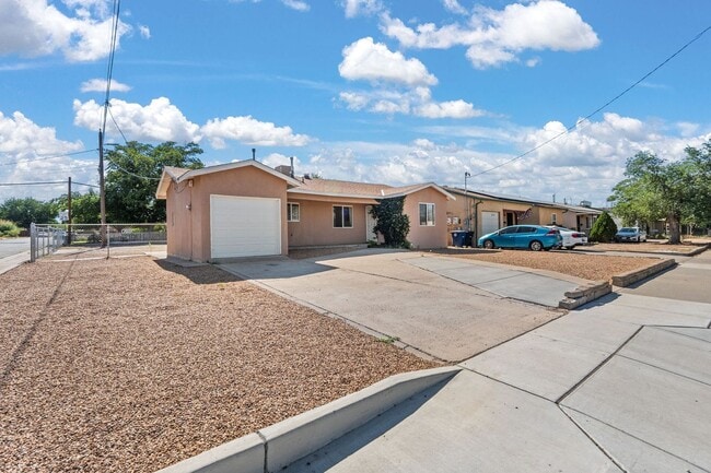 Building Photo - Fully Furnished Home!