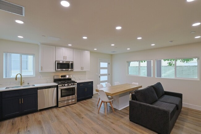 Building Photo - 1422 W 29th St
