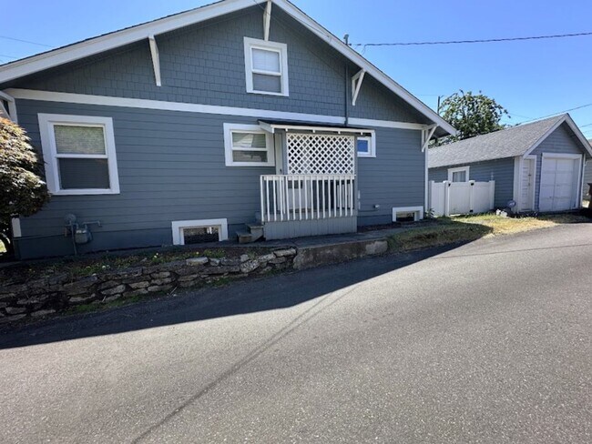 Building Photo - Proctor District 3 Bedroom With Fully Fenc...