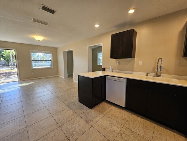 Building Photo - 1520 Cunningham Ave