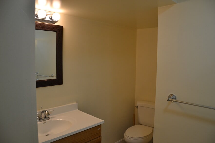bathroom 2 - 272 Audubon St