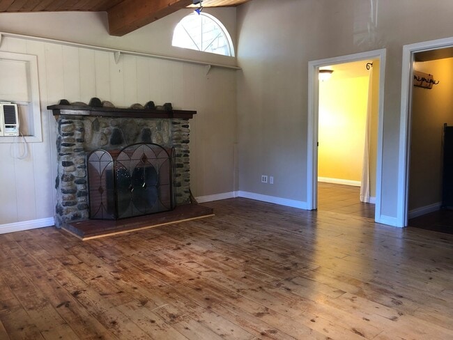 Building Photo - Country Charm In The City!