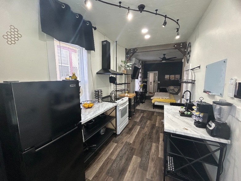 Building Photo - 859 S Grn St