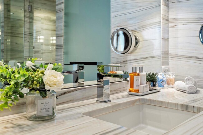 Building Photo - 2201 Collins Ave