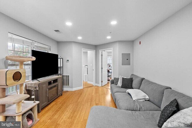Building Photo - 645 Constellation Square SE