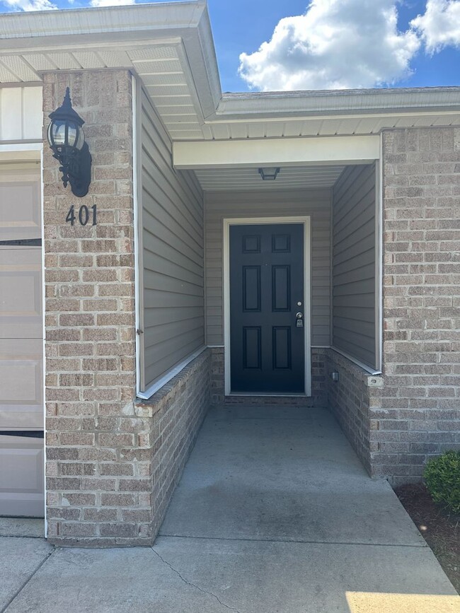 Building Photo - Modern 3-Bedroom Home with Spacious Backya...