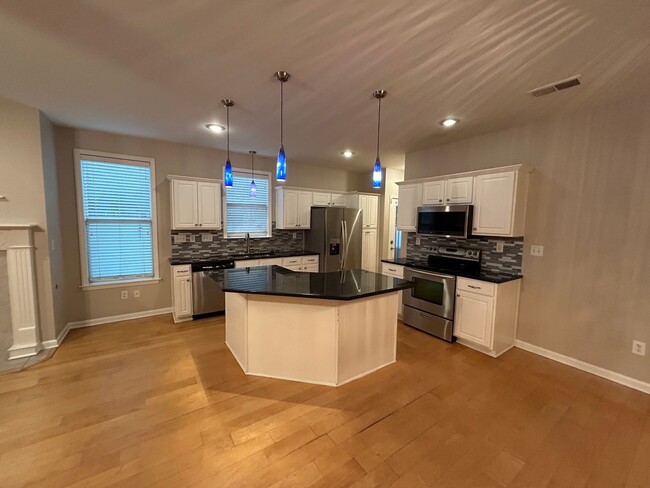 Building Photo - Large 3 bd 2.5 bath with all new paint! Fe...