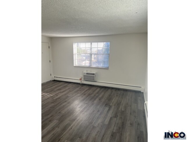 Building Photo - Convenient location! 1 bed 1 bath Apartmen...