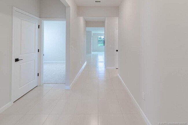 Building Photo - 861 SE Courances Dr