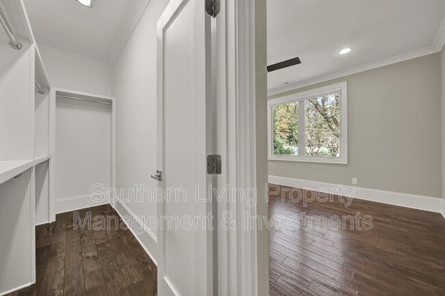 Building Photo - 2011 Sharon Ave