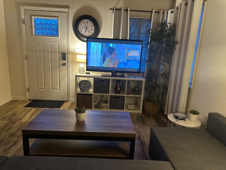 Building Photo - 434 Riverdale Dr