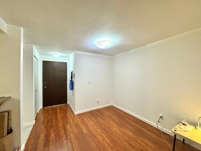 Building Photo - Beautiful Ground-Floor Condo Near Microsoft