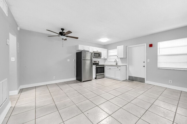 Building Photo - Updated 1bd Apartments - Walk to Young Cir...