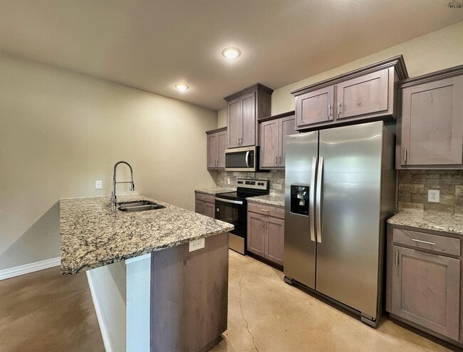 Building Photo - 406 E China St