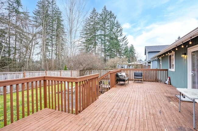 Building Photo - Spacious 3-Bedroom Home with Deck & Fenced Yard